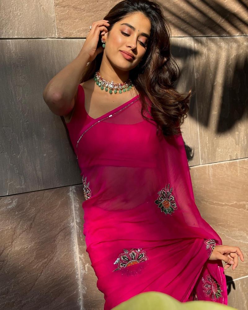 janhvi-kapoor-hot-pink-saree